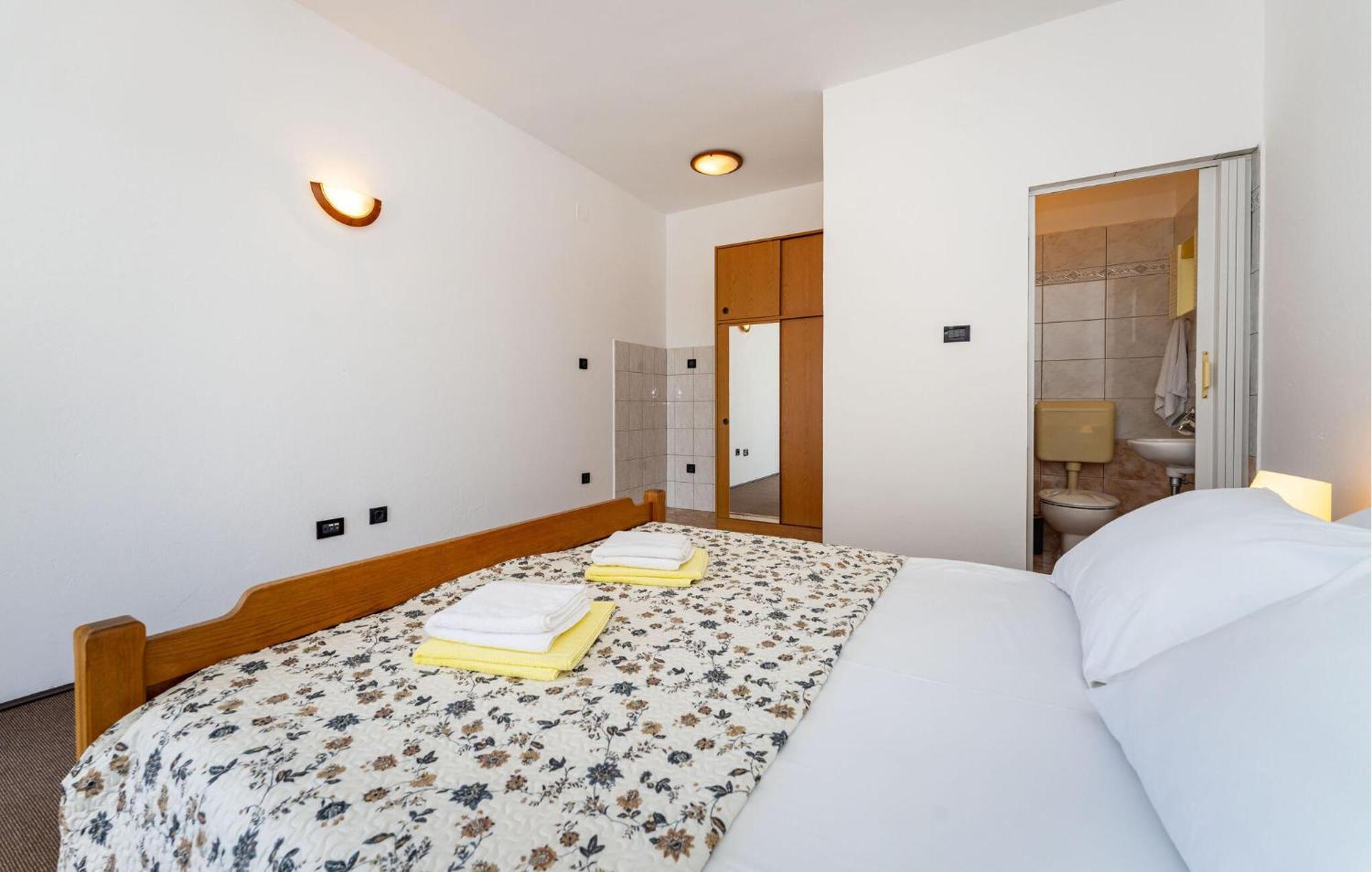 Beautiful Apartment In Galovac With Kitchen Екстер'єр фото
