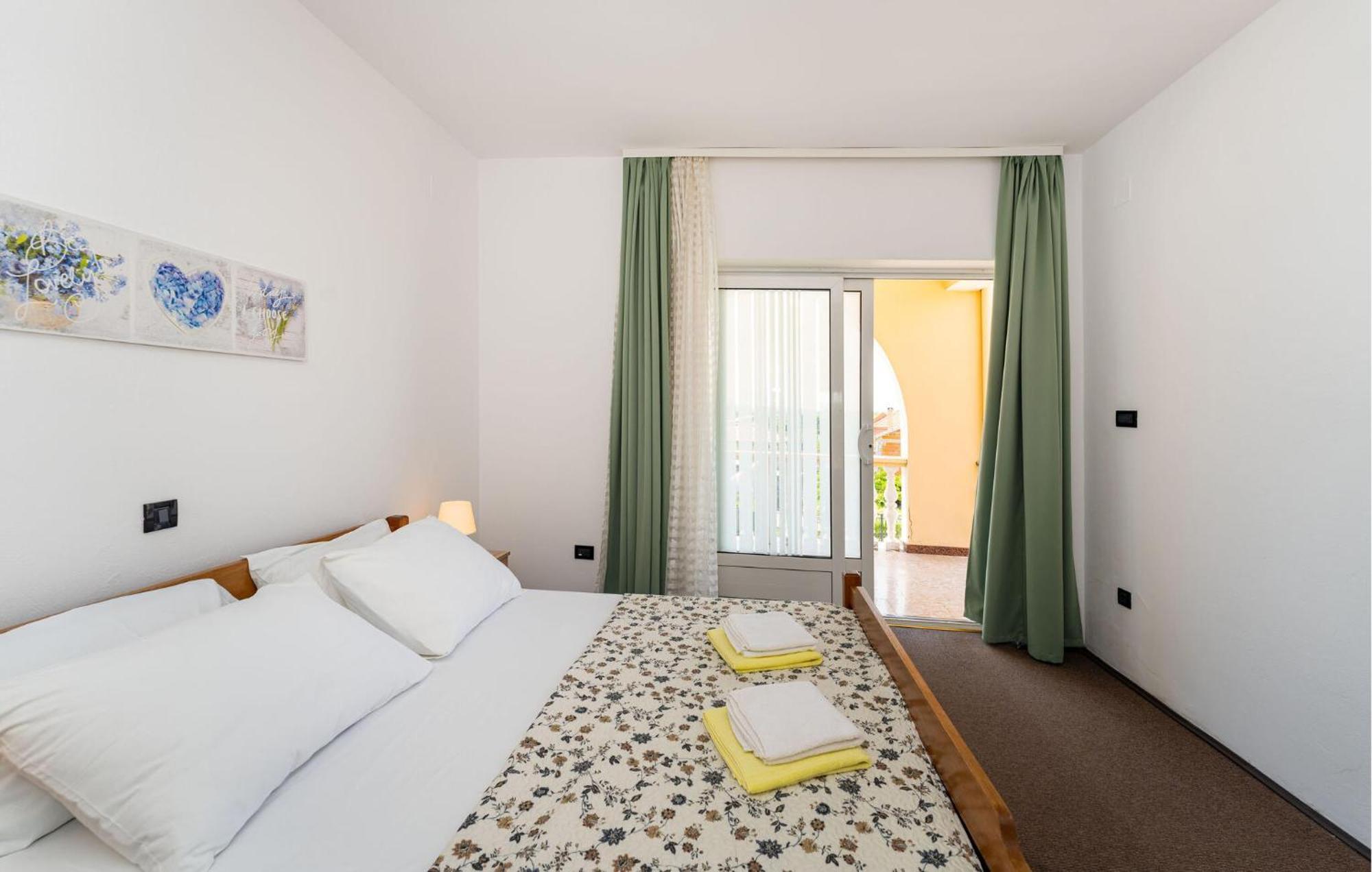 Beautiful Apartment In Galovac With Kitchen Екстер'єр фото